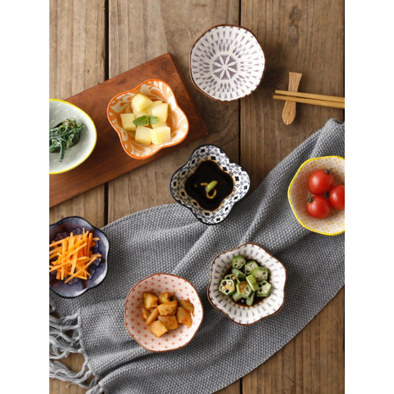 Kilenc rekeszes porcelán fűszertál, japán stílusú, szabálytalan forma, nyomtatott mintával, mártásos tálka