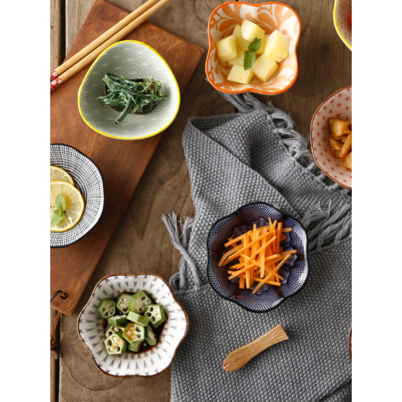 Kilenc rekeszes porcelán fűszertál, japán stílusú, szabálytalan forma, nyomtatott mintával, mártásos tálka