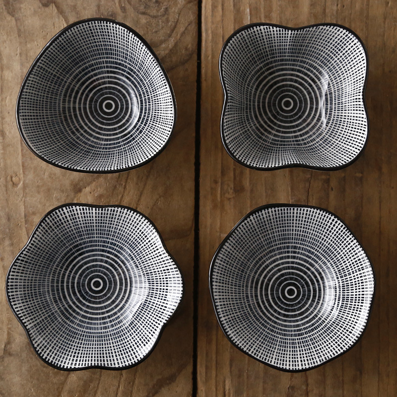 Kilenc rekeszes porcelán fűszertál, japán stílusú, szabálytalan forma, nyomtatott mintával, mártásos tálka