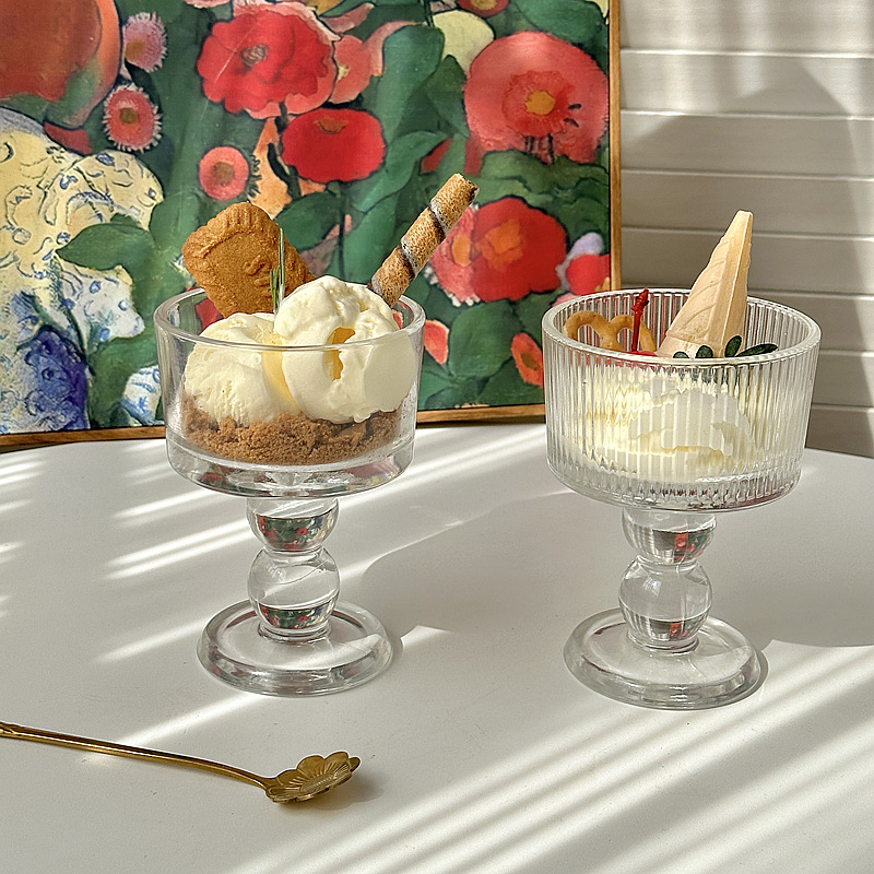 Staklena čaša za desert, klasični tradicionalni stil, zaobljen oblik, bez drške, održava hladnoću