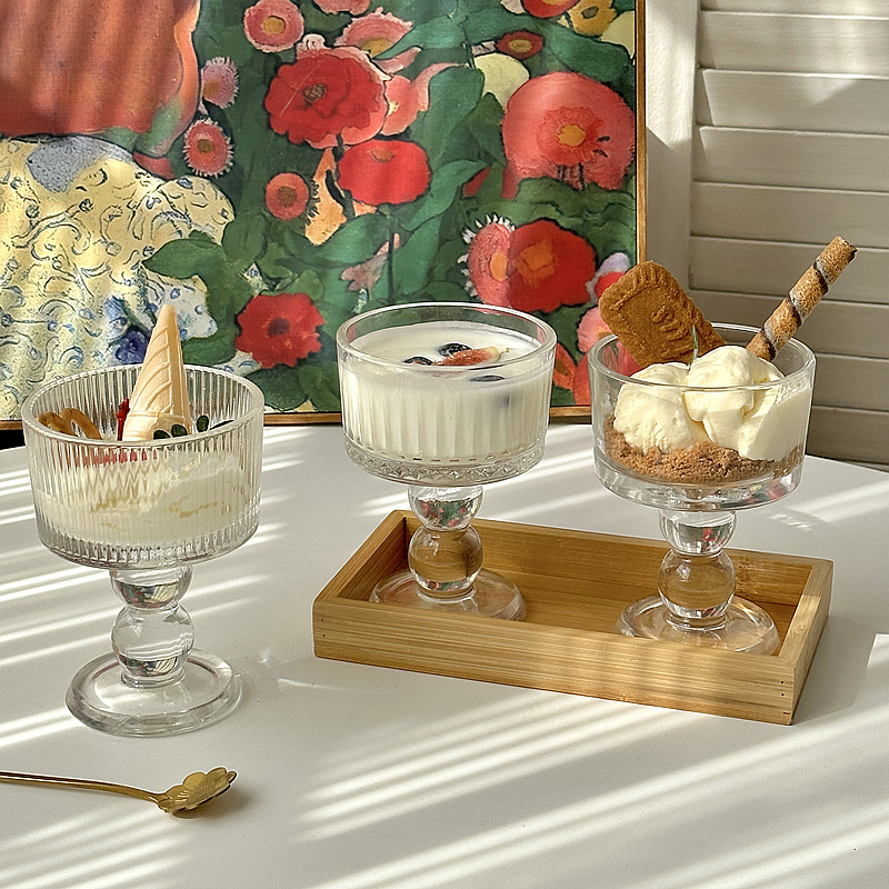 Staklena čaša za desert, klasični tradicionalni stil, zaobljen oblik, bez drške, održava hladnoću