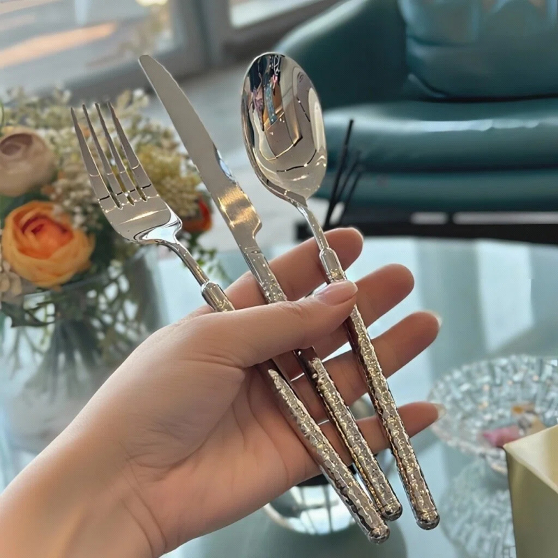 Σετ μαχαιροπίρουνα από ανοξείδωτο 304: μαχαίρι, πιρούνι και κουτάλι με λαβή χτυπητή σε σχήμα κυκλικού διαμαντιού, καθρέπτινο φινίρισμα, μινιμαλιστικό μοντέρνο στυλ