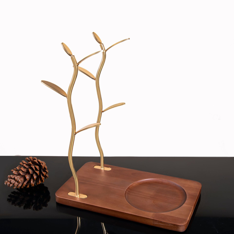 Pohártartó — faanyagú padlón álló kijelző polc, könnyű luxus retro stílus, modell Deer Cup Holder, 2025 nyári bevezetés.