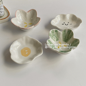 Kézzel formázott kerámia szósztál, szabálytalan alak, virág- és felhőmotívummal, mikrohullámú sütőben használható, felület: underglaze szín