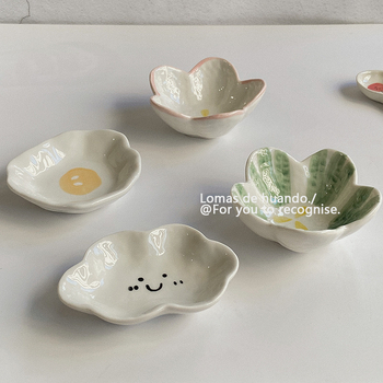 Kézzel formázott kerámia szósztál, szabálytalan alak, virág- és felhőmotívummal, mikrohullámú sütőben használható, felület: underglaze szín