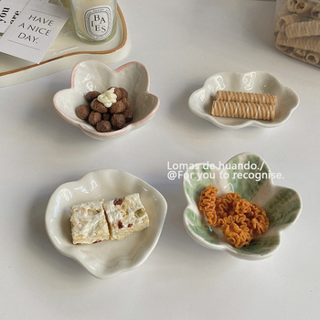 Kézzel formázott kerámia szósztál, szabálytalan alak, virág- és felhőmotívummal, mikrohullámú sütőben használható, felület: underglaze szín