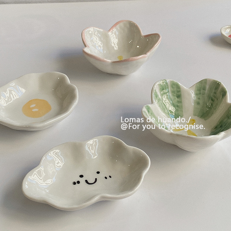 Kézzel formázott kerámia szósztál, szabálytalan alak, virág- és felhőmotívummal, mikrohullámú sütőben használható, felület: underglaze szín