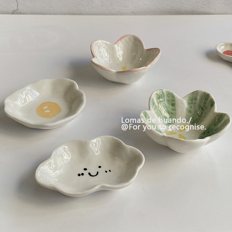 Kézzel formázott kerámia szósztál, szabálytalan alak, virág- és felhőmotívummal, mikrohullámú sütőben használható, felület: underglaze szín