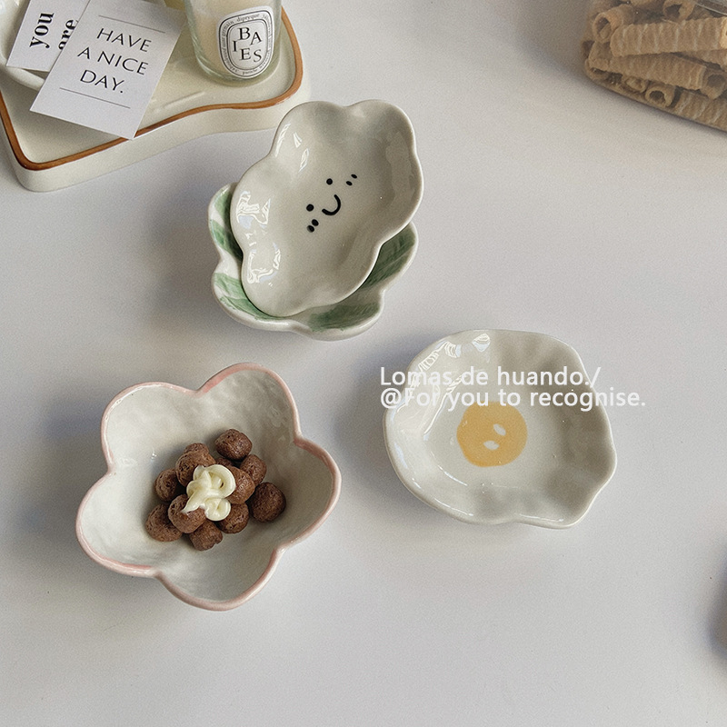 Kézzel formázott kerámia szósztál, szabálytalan alak, virág- és felhőmotívummal, mikrohullámú sütőben használható, felület: underglaze szín