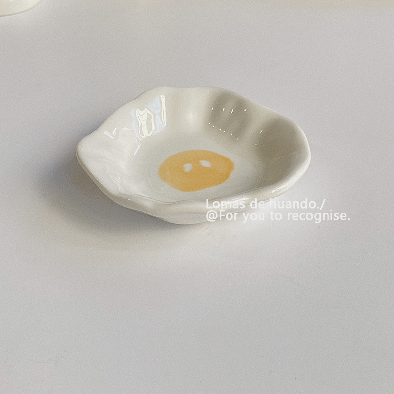 Kézzel formázott kerámia szósztál, szabálytalan alak, virág- és felhőmotívummal, mikrohullámú sütőben használható, felület: underglaze szín