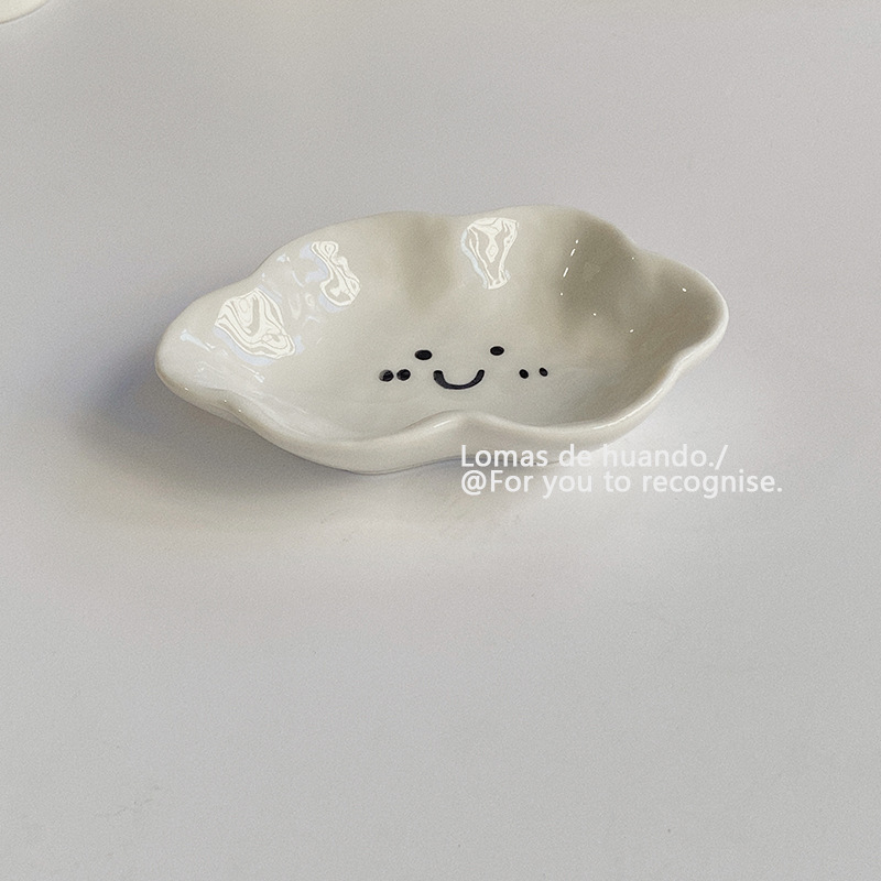 Kézzel formázott kerámia szósztál, szabálytalan alak, virág- és felhőmotívummal, mikrohullámú sütőben használható, felület: underglaze szín