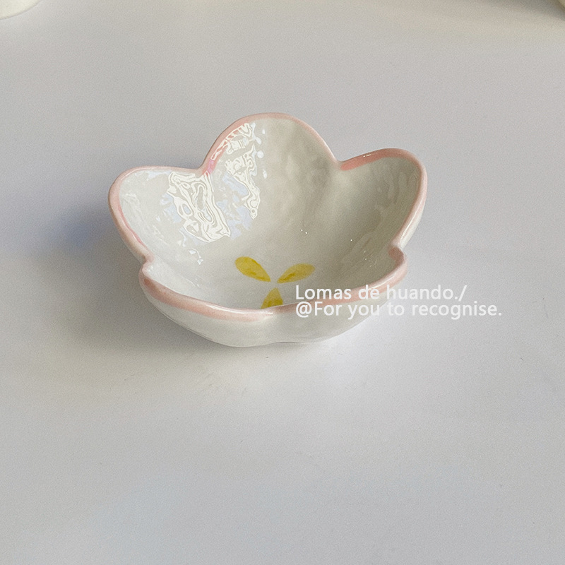 Kézzel formázott kerámia szósztál, szabálytalan alak, virág- és felhőmotívummal, mikrohullámú sütőben használható, felület: underglaze szín