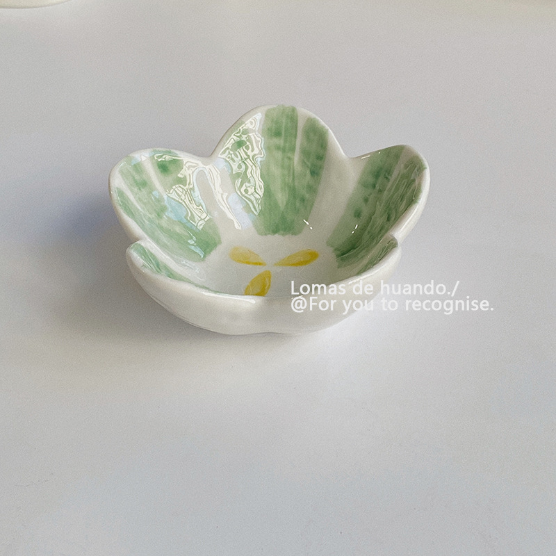 Kézzel formázott kerámia szósztál, szabálytalan alak, virág- és felhőmotívummal, mikrohullámú sütőben használható, felület: underglaze szín