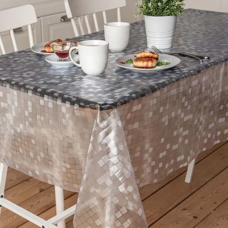 Jednokratni pravokutni stolnjak od PE plastike, s uzorkom kamenčića, vodootporan i otporan na masnoću.