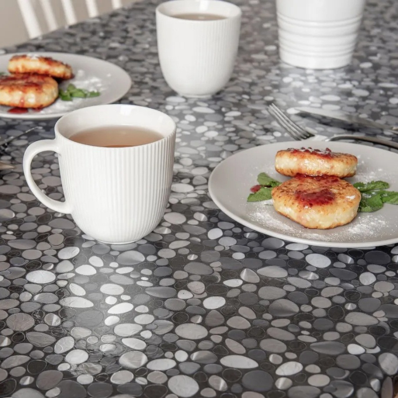 Jednokratni pravokutni stolnjak od PE plastike, s uzorkom kamenčića, vodootporan i otporan na masnoću.