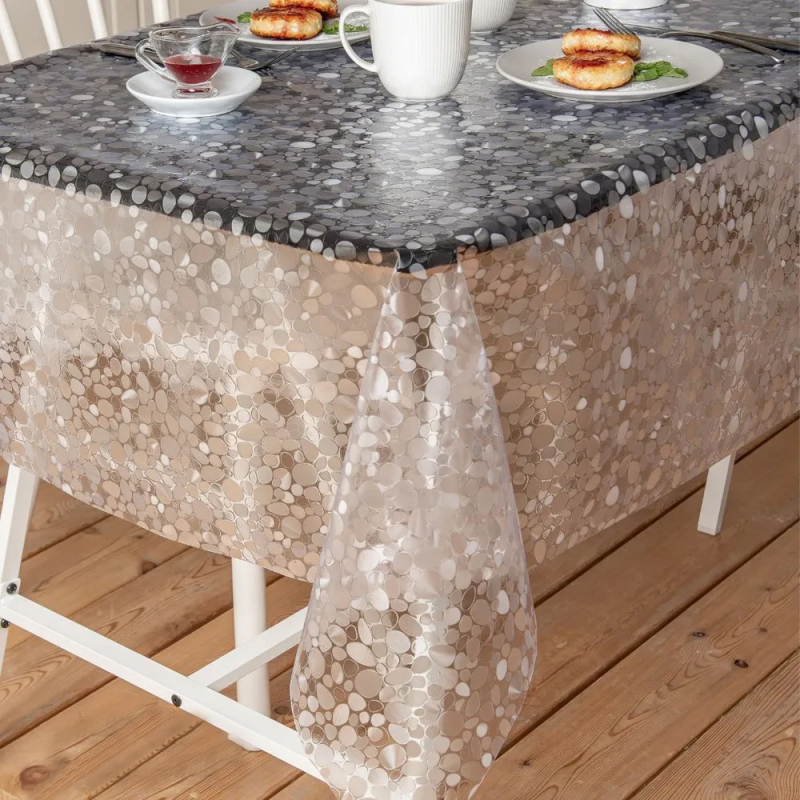 Jednokratni pravokutni stolnjak od PE plastike, s uzorkom kamenčića, vodootporan i otporan na masnoću.