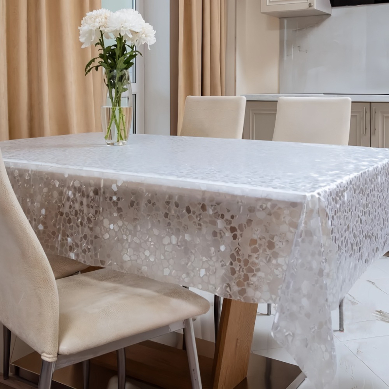 Jednokratni pravokutni stolnjak od PE plastike, s uzorkom kamenčića, vodootporan i otporan na masnoću.