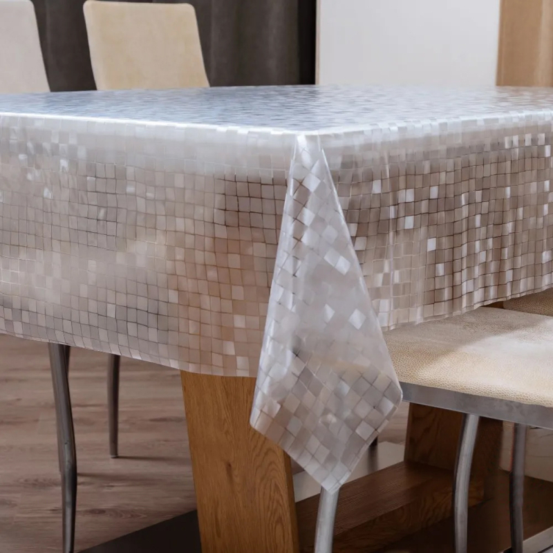 Jednokratni pravokutni stolnjak od PE plastike, s uzorkom kamenčića, vodootporan i otporan na masnoću.