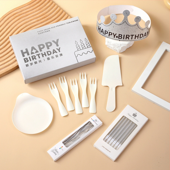 Jednorázový plastový set na oslavu narodenín s okrúhlymi taniermi a príborom, 100 kusov.