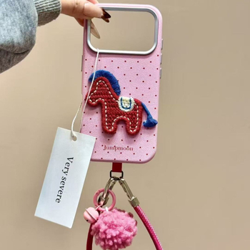 Husă pentru iPhone cu ponei brodat de Anul Nou, din cauciuc moale, finisaj cu relief, protecție la șocuri, compatibilă cu iPhone 16/15/14/13 și 17 Pro Max