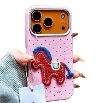 Husă pentru iPhone cu ponei brodat de Anul Nou, din cauciuc moale, finisaj cu relief, protecție la șocuri, compatibilă cu iPhone 16/15/14/13 și 17 Pro Max