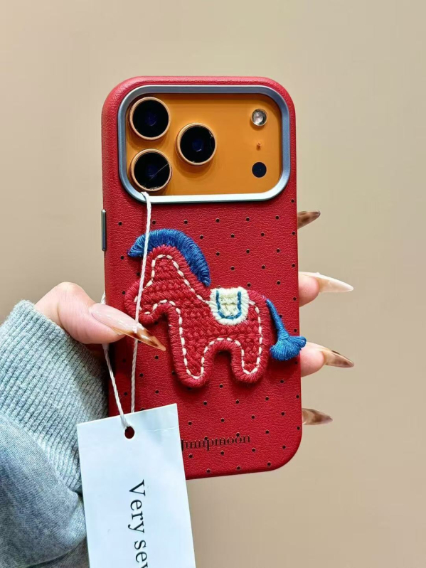 Husă pentru iPhone cu ponei brodat de Anul Nou, din cauciuc moale, finisaj cu relief, protecție la șocuri, compatibilă cu iPhone 16/15/14/13 și 17 Pro Max