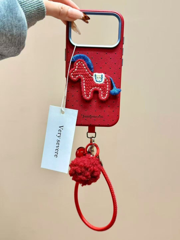 Husă pentru iPhone cu ponei brodat de Anul Nou, din cauciuc moale, finisaj cu relief, protecție la șocuri, compatibilă cu iPhone 16/15/14/13 și 17 Pro Max