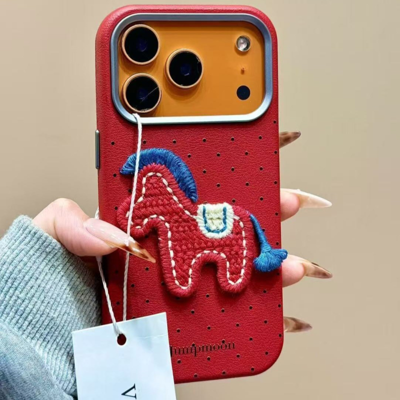 Husă pentru iPhone cu ponei brodat de Anul Nou, din cauciuc moale, finisaj cu relief, protecție la șocuri, compatibilă cu iPhone 16/15/14/13 și 17 Pro Max