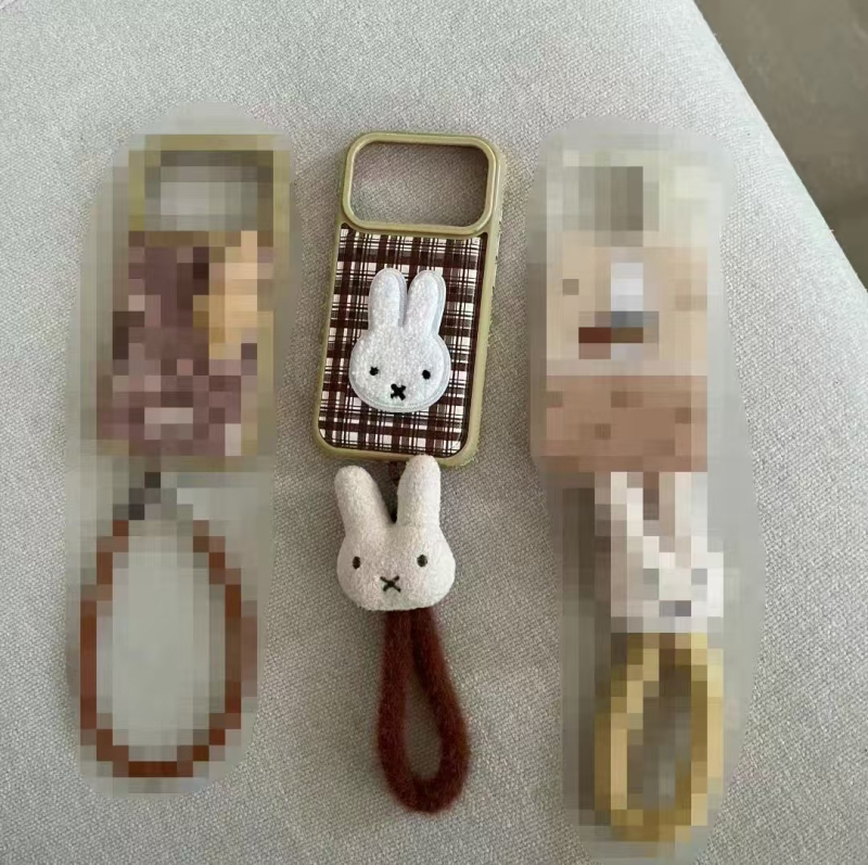 Pouzdro pre iPhone s vyšitým Miffy zajačikom a náramkom na zápästie, kožená textúra, vyrazený reliéf, mäkký gelový materiál, proti pádu