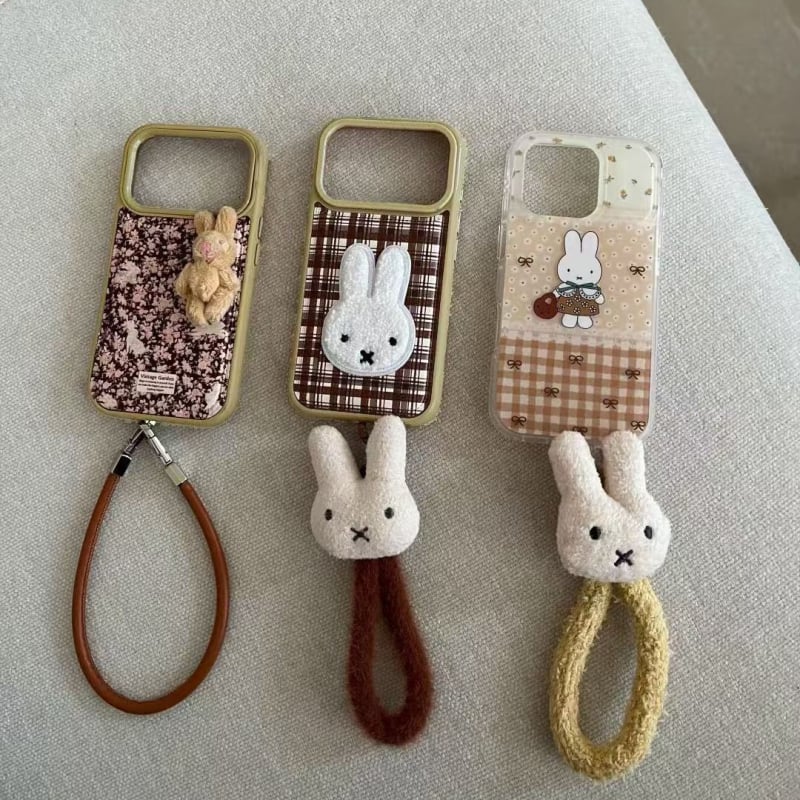 Pouzdro pre iPhone s vyšitým Miffy zajačikom a náramkom na zápästie, kožená textúra, vyrazený reliéf, mäkký gelový materiál, proti pádu