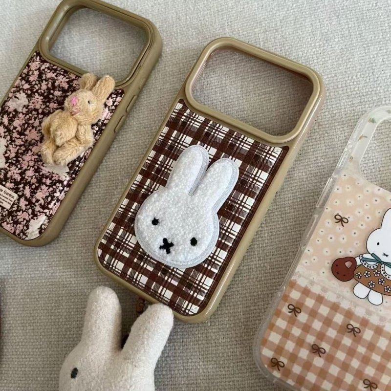 Pouzdro pre iPhone s vyšitým Miffy zajačikom a náramkom na zápästie, kožená textúra, vyrazený reliéf, mäkký gelový materiál, proti pádu