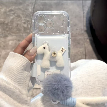 3D biely kôň náramok na zápästie pre Apple iPhone 13/14/15/17 Pro/Max — mäkká guma, reliéfna úprava, odolný voči nárazom