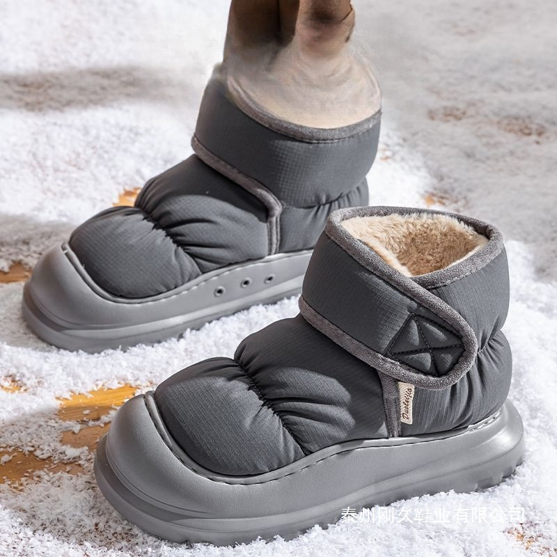 Magas szárú téli csizma gyapjú bélésével, rugalmas felsőrész, vulkanizált talp, csúszásmentes gumitalp