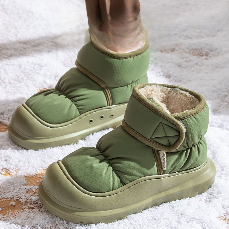 Magas szárú téli csizma gyapjú bélésével, rugalmas felsőrész, vulkanizált talp, csúszásmentes gumitalp