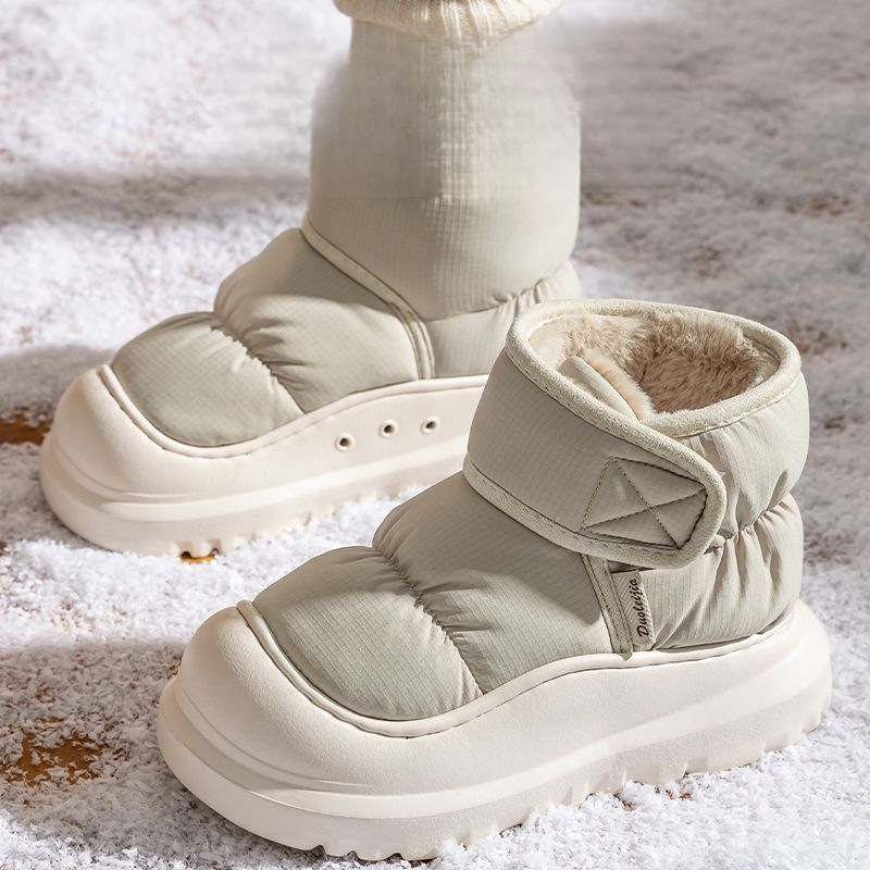 Magas szárú téli csizma gyapjú bélésével, rugalmas felsőrész, vulkanizált talp, csúszásmentes gumitalp