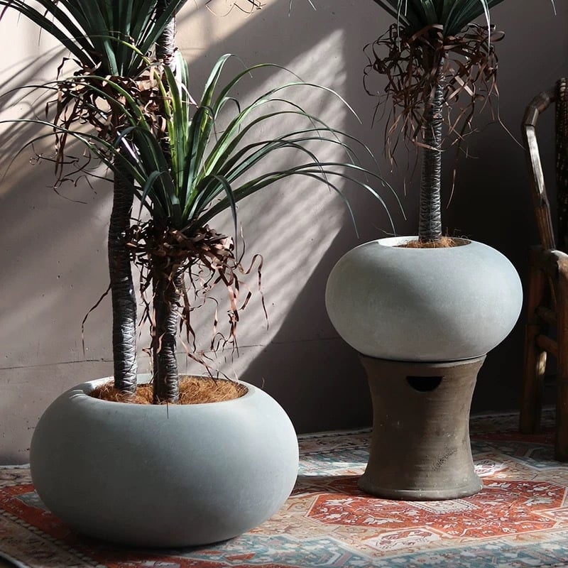 Кръгъл бетонен цветарник – за пода, ръчно изработен, дишащ, устойчив на корозия