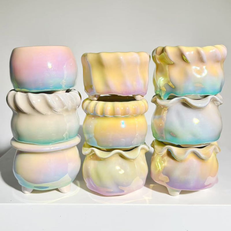 Keramička posuda za sukulente s elektroplatiranim završetkom, pogodna za stolnu i podnu uporabu; materijal keramika; izrada: pečenje u pećnici i elektroplating; pogodno za ured i kućnu vrtlarenje.