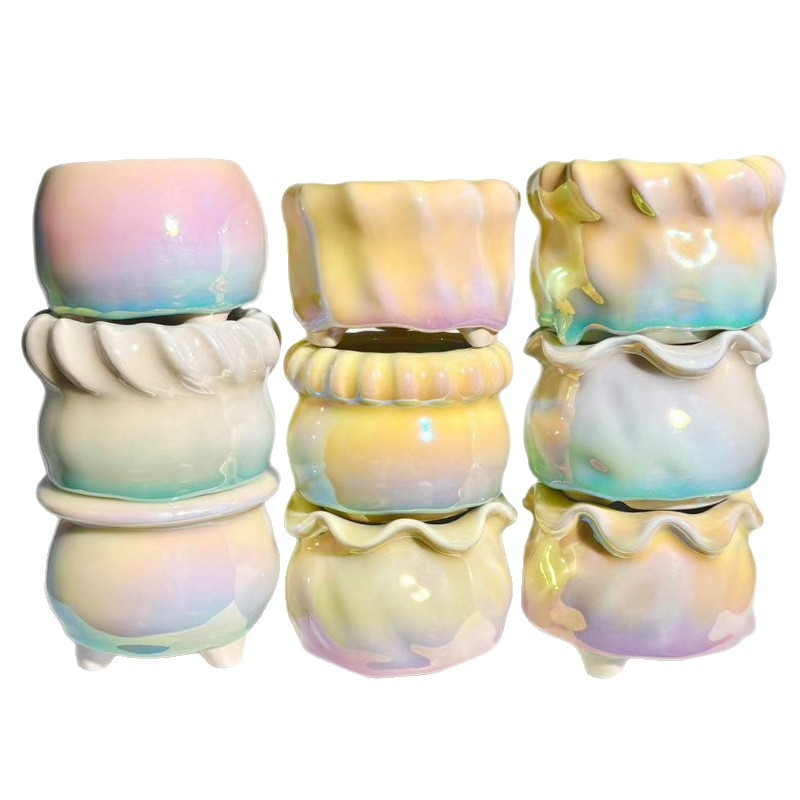 Keramička posuda za sukulente s elektroplatiranim završetkom, pogodna za stolnu i podnu uporabu; materijal keramika; izrada: pečenje u pećnici i elektroplating; pogodno za ured i kućnu vrtlarenje.