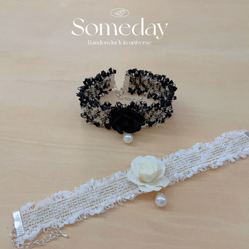 Chanel-stílusú, állítható, kézzel szőtt kisállatnyakörv, camellia virággal, haranggal és gyöngyös díszítéssel