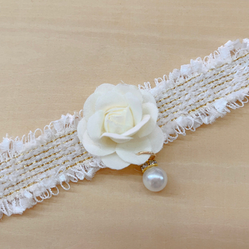 Chanel-stílusú, állítható, kézzel szőtt kisállatnyakörv, camellia virággal, haranggal és gyöngyös díszítéssel