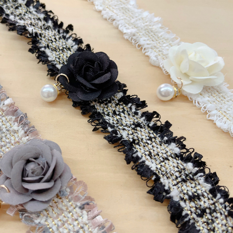 Chanel-stílusú, állítható, kézzel szőtt kisállatnyakörv, camellia virággal, haranggal és gyöngyös díszítéssel