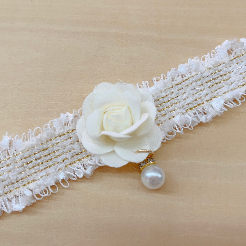 Chanel-stílusú, állítható, kézzel szőtt kisállatnyakörv, camellia virággal, haranggal és gyöngyös díszítéssel