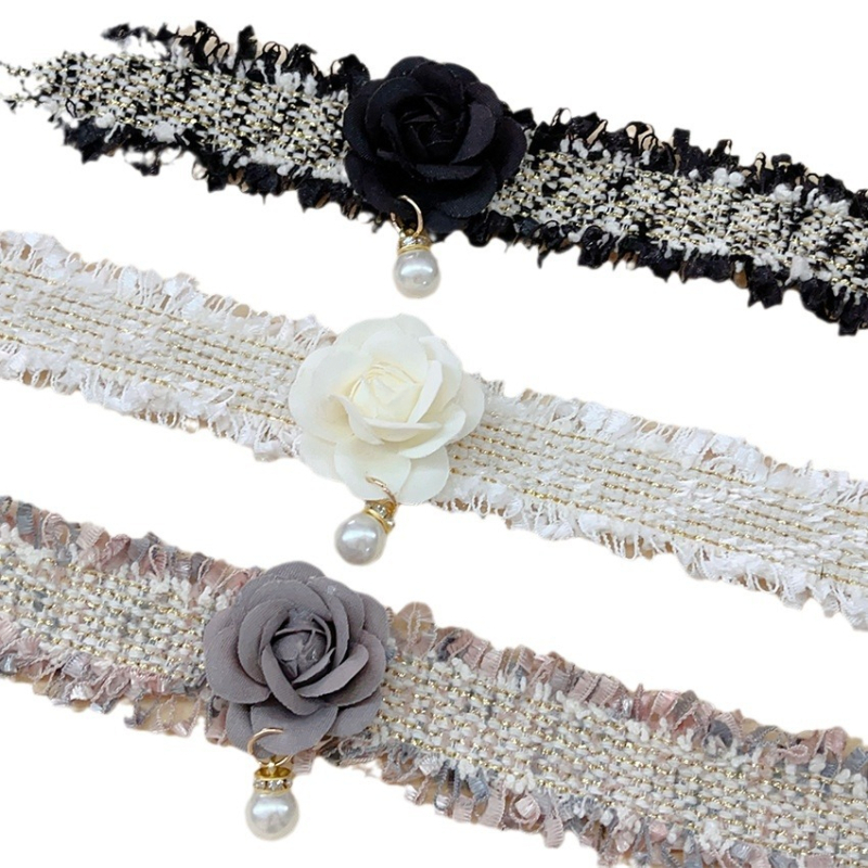 Chanel-stílusú, állítható, kézzel szőtt kisállatnyakörv, camellia virággal, haranggal és gyöngyös díszítéssel