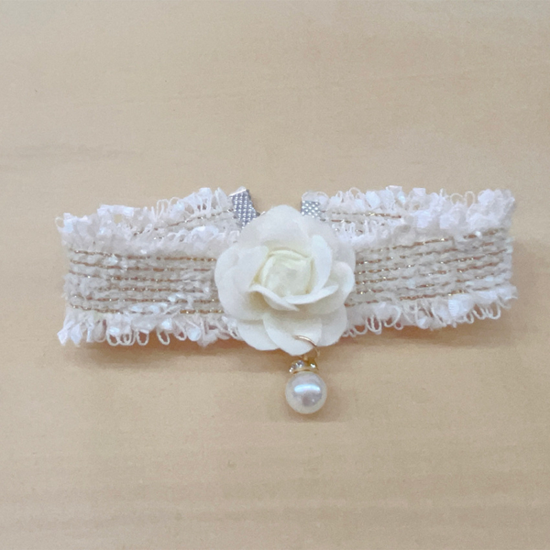 Chanel-stílusú, állítható, kézzel szőtt kisállatnyakörv, camellia virággal, haranggal és gyöngyös díszítéssel