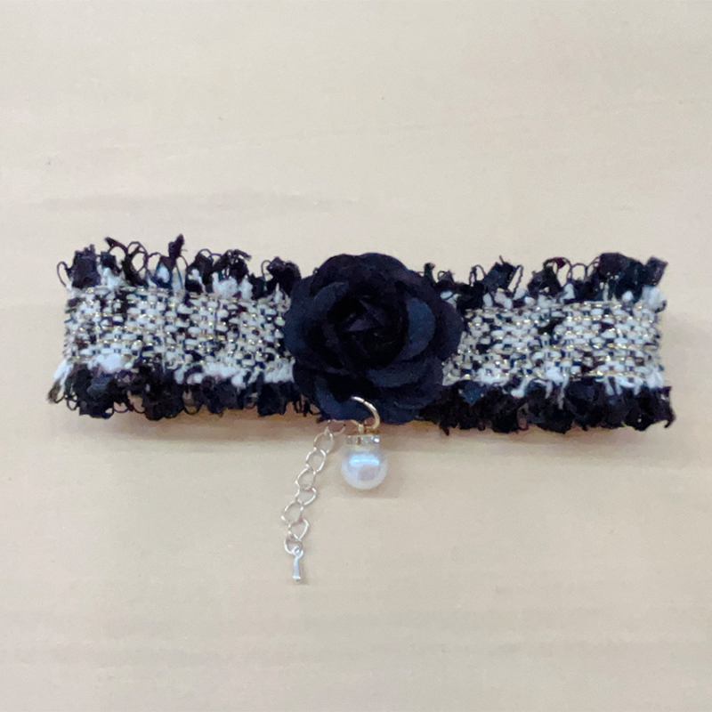 Chanel-stílusú, állítható, kézzel szőtt kisállatnyakörv, camellia virággal, haranggal és gyöngyös díszítéssel