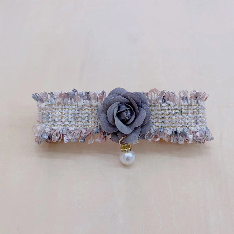 Chanel-stílusú, állítható, kézzel szőtt kisállatnyakörv, camellia virággal, haranggal és gyöngyös díszítéssel