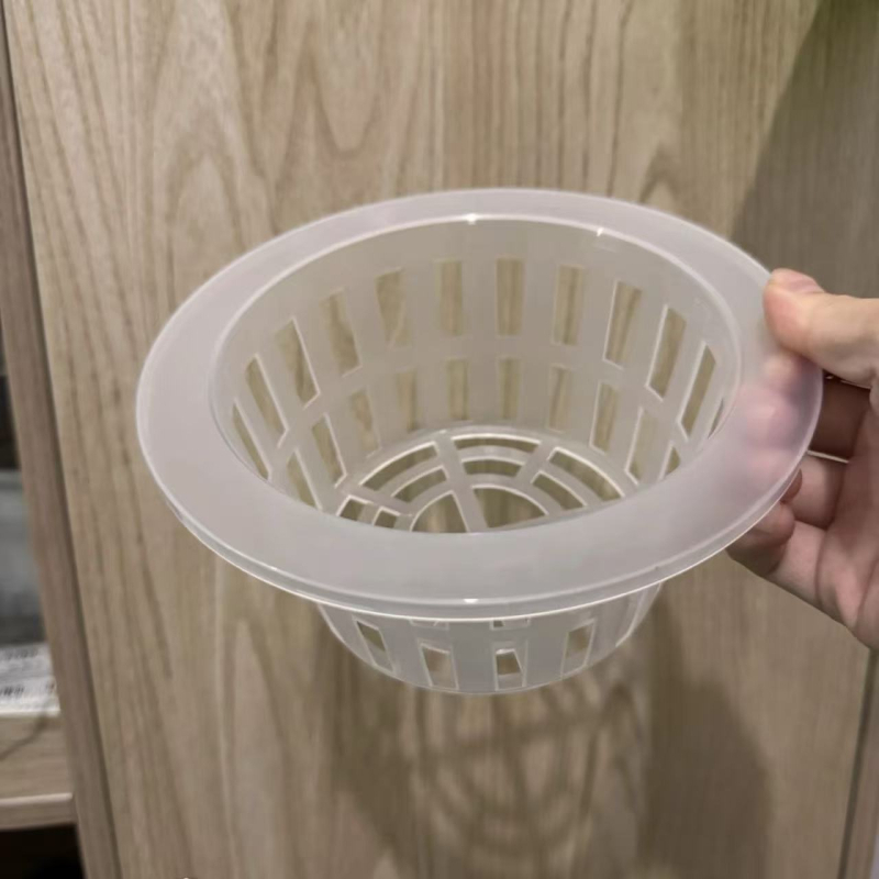 Prozirna plastična posuda za unutarnju hidroponiju s automatskim zalijevanjem, za stolno ili podno korištenje, jednostavan dizajn.