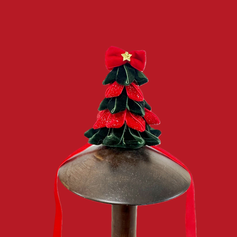 Velúr karácsonyi sapka kutyáknak és macskáknak, fenyőfa alakú, masnis díszítéssel