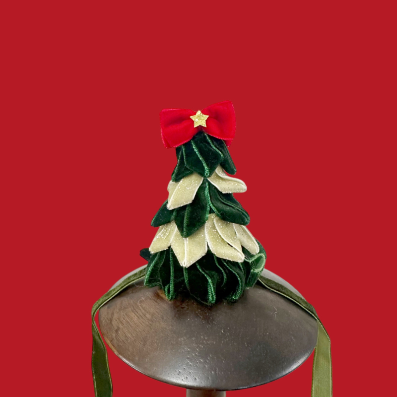 Velúr karácsonyi sapka kutyáknak és macskáknak, fenyőfa alakú, masnis díszítéssel