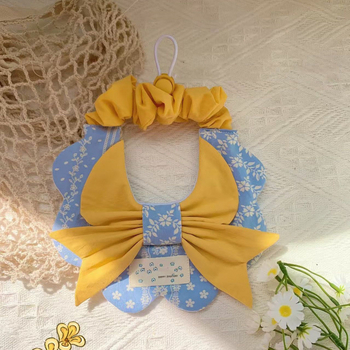 Rugalmasan állítható háromszög alakú bandana macskáknak és kutyáknak